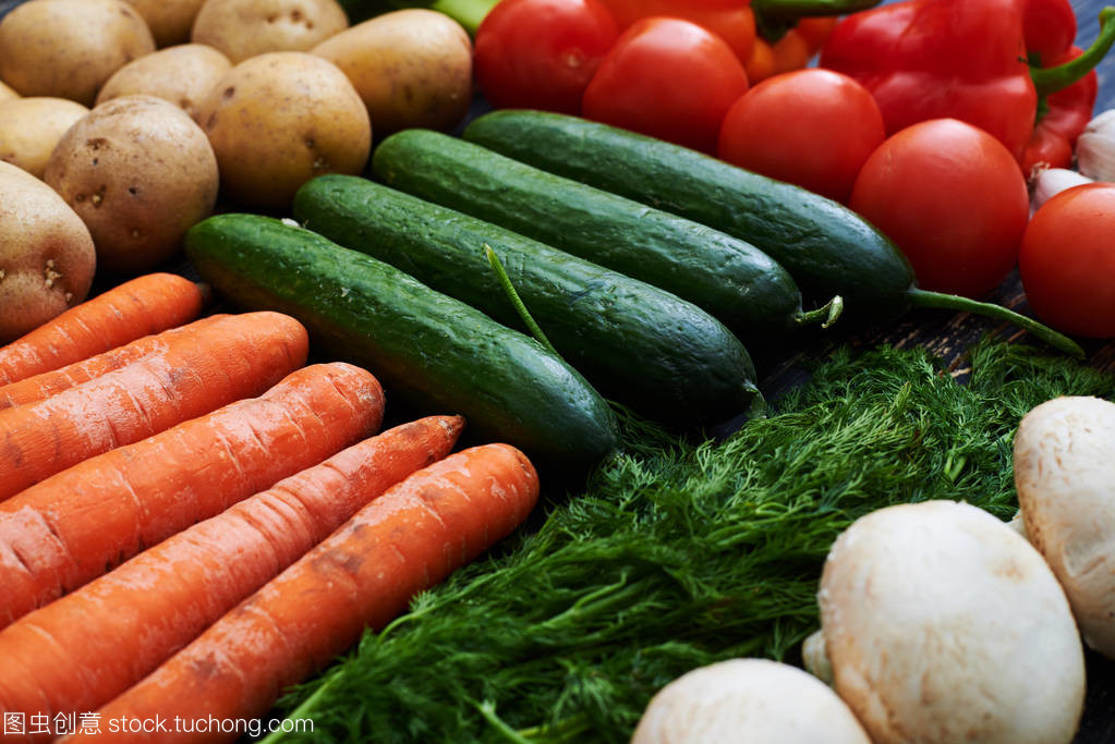 有机肥料滋养下的桌上素食之美